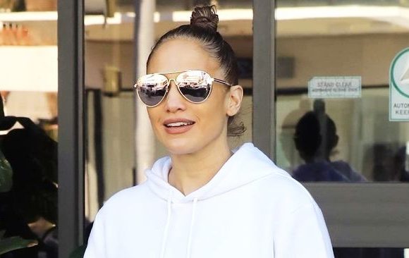 Jennifer Lopez’s Pretty Leggings Are So Refreshing for 2018